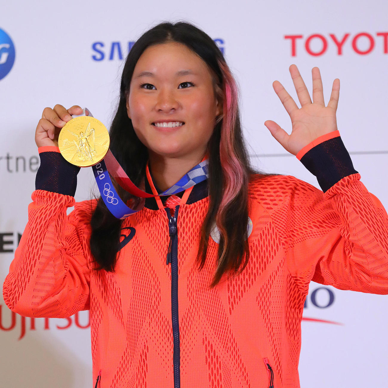 一夜明け会見を終え、金メダルを手に笑顔を見せるスケートボード女子パークの四十住（代表撮影）