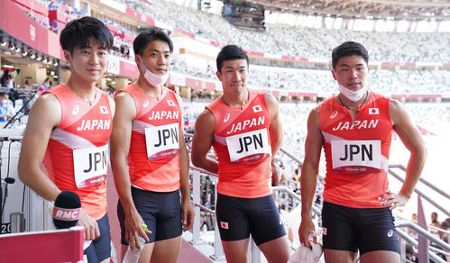男子400メートルリレー予選　決勝進出を決め記念撮影する、左から多田、山県、桐生、小池（撮影・鈴木みどり）