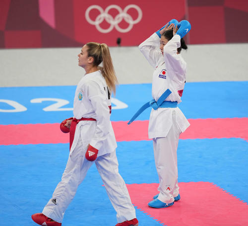 女子組手55キロ級　1次リーグB組　アンジェリカ・テルリウガ（左）に敗れ準決勝進出を逃した宮原（撮影・鈴木みどり）