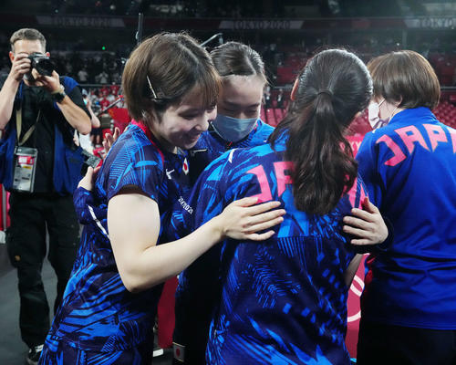 日本対中国　試合後、互いをねぎらう、左から平野、石川、伊藤（撮影・江口和貴）