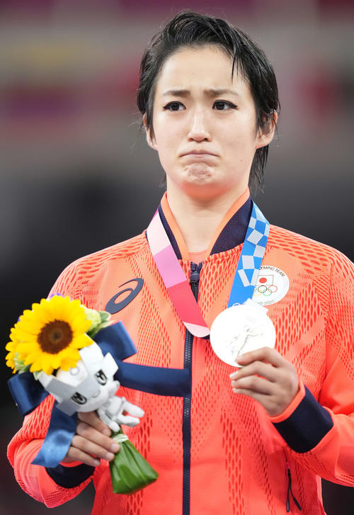 空手女子形決勝　表彰台で涙をこらえながら銀メダルを手にする清水（撮影・鈴木みどり）