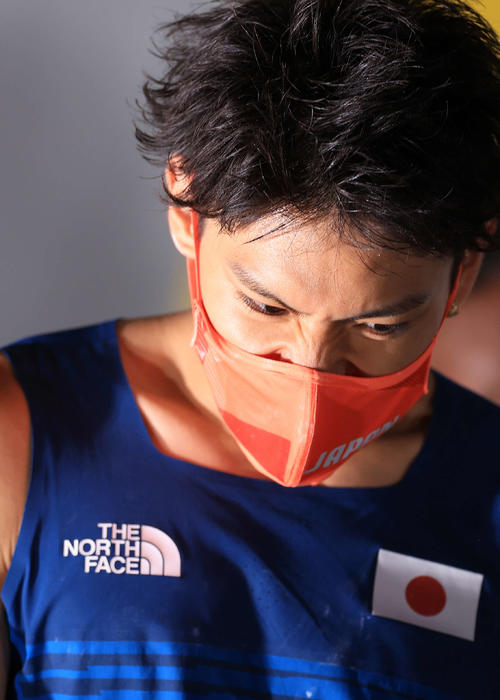 スポーツクライミング男子複合決勝、メダルを逃し悔しそうな表情を見せる楢崎（撮影・河野匠）
