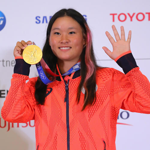 一夜明け会見を終え、金メダルを手に笑顔を見せるスケートボード女子パークの四十住（代表撮影）