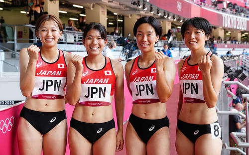 女子400メートルリレー予選のレース後、写真に納まる日本の選手たち。左から1走の青山、2走の児玉、3走の斎藤、4走の鶴田（撮影・江口和貴）