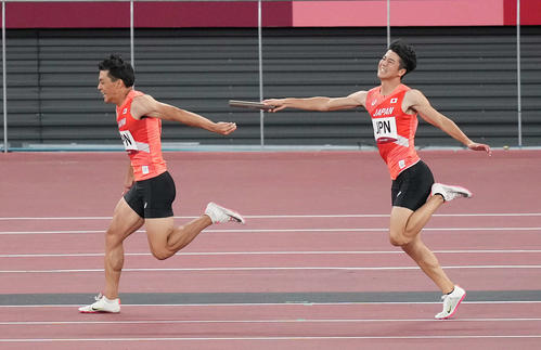 男子400メートルリレー決勝　第2走者の山県（左）にバトンパスできない第1走者の多田（撮影・鈴木みどり）