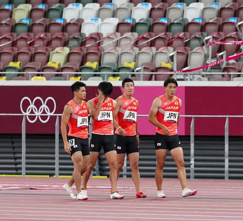 男子400メートルリレー決勝、バトンパス失敗で失格となり引き揚げる日本の選手たち。左から小池、多田、桐生、山県（撮影・江口和貴）
