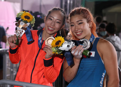スポーツクライミング女子複合で銀メダルの野中（右）と銅メダルの野口は笑顔で記念撮影に納まる（撮影・河野匠）