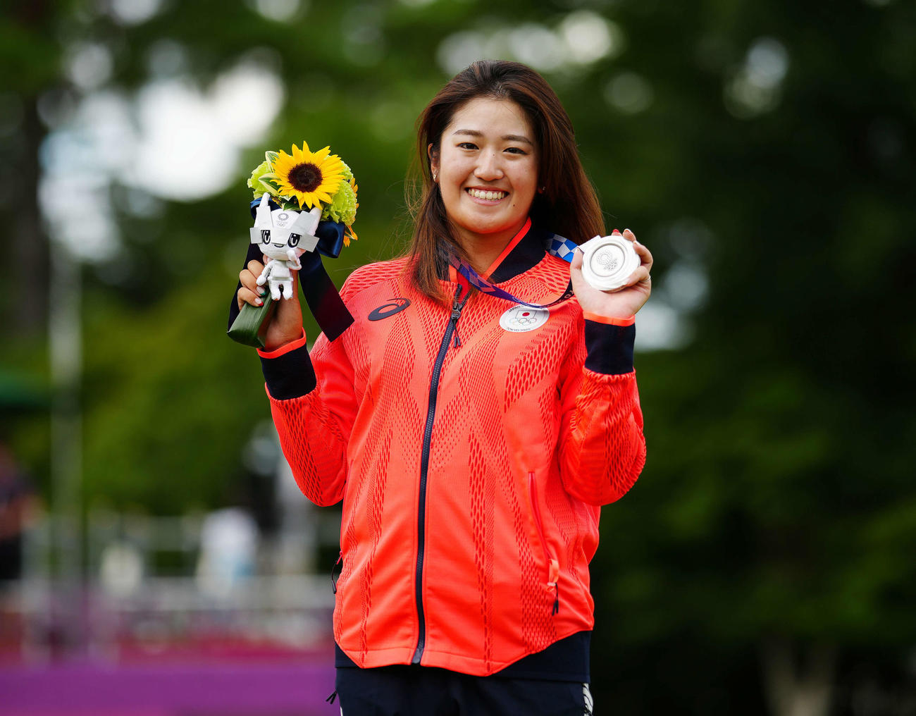 銀メダルを手に笑顔を見せる稲見（撮影・江口和貴）