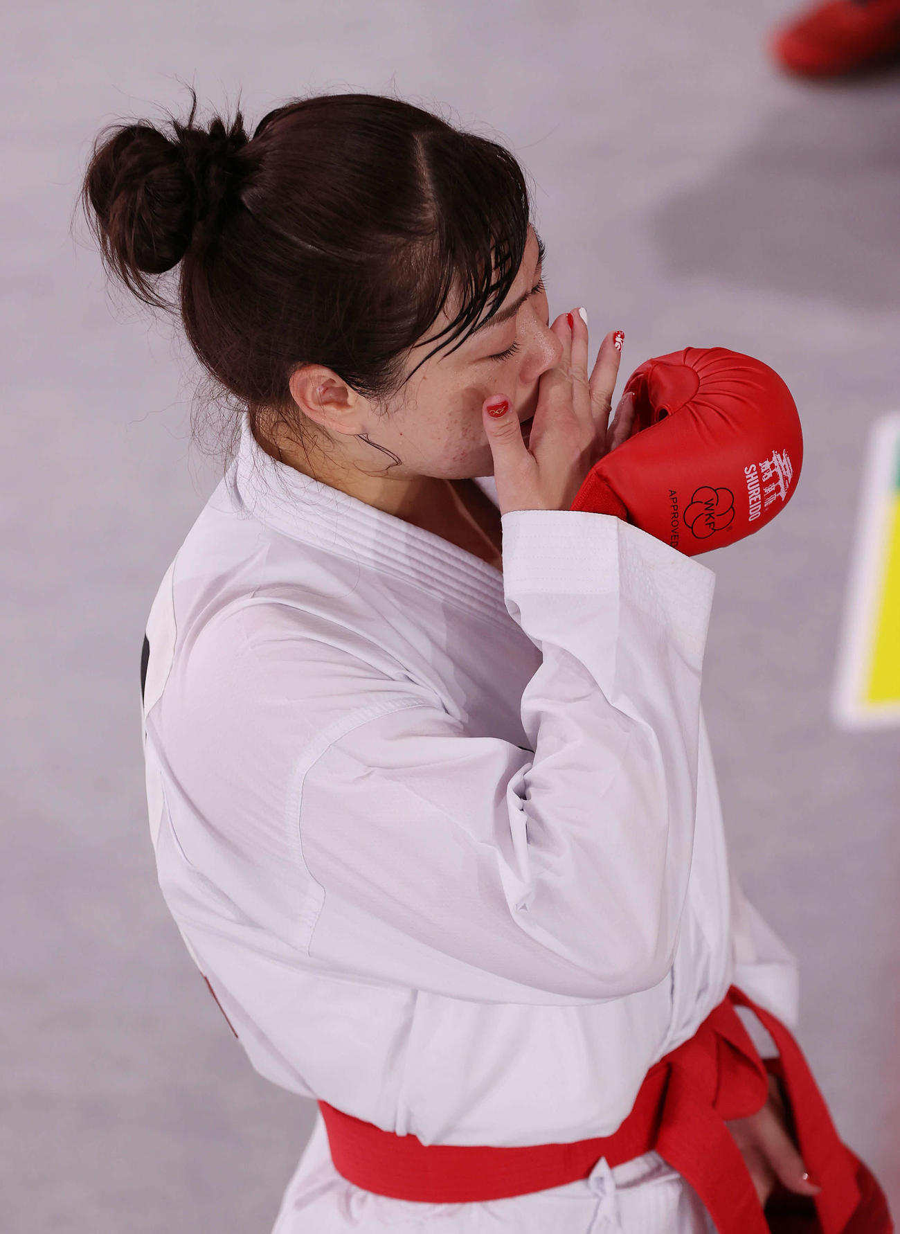 空手女子組手61キロ超級で1次リーグ敗退が決まり、涙でインタビューに応じる植草（撮影・河野匠）