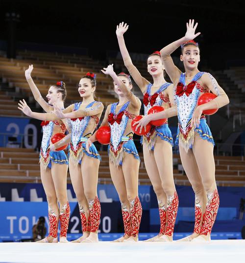 団体総合予選　「美少女戦士セーラームーン」の衣装でボールの演技に臨んだウズベキスタン（共同）