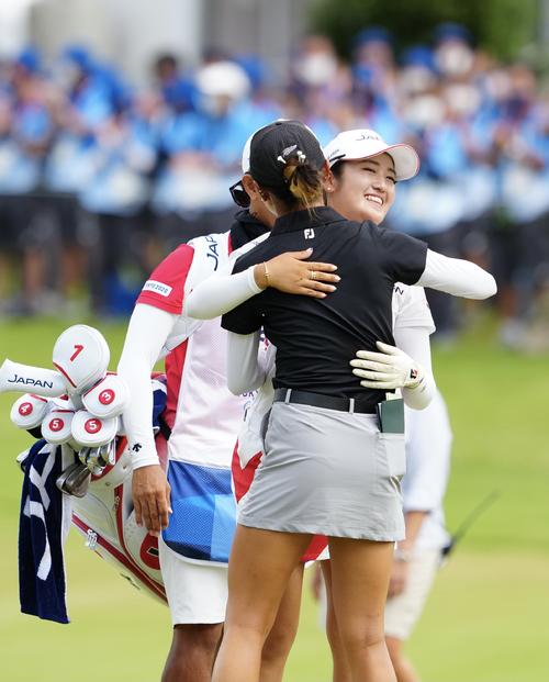 2位プレーオフで勝利しコ（手前）と抱き合う稲見萌寧（撮影・江口和貴）