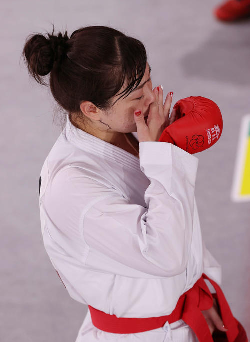 空手女子組手61キロ超級で1次リーグ敗退が決まり、涙でインタビューに応じる植草（撮影・河野匠）