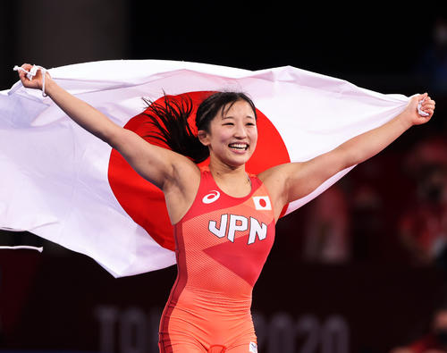 女子フリースタイル50キロ級決勝　金メダルを獲得し、日の丸を掲げる須崎優衣（撮影・パオロ・ヌッチ）