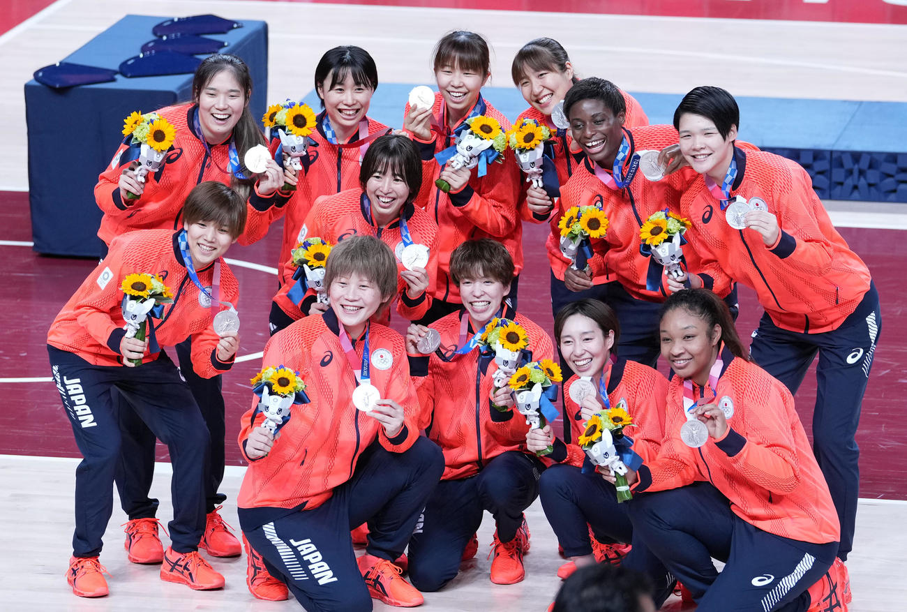 女子バスケットボールで獲得した銀メダルを手に笑顔を見せる日本代表の選手たち（撮影・菅敏）