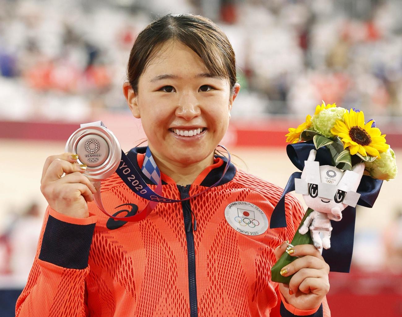女子オムニアムで獲得した銀メダルを手に、笑顔の梶原悠未（共同）