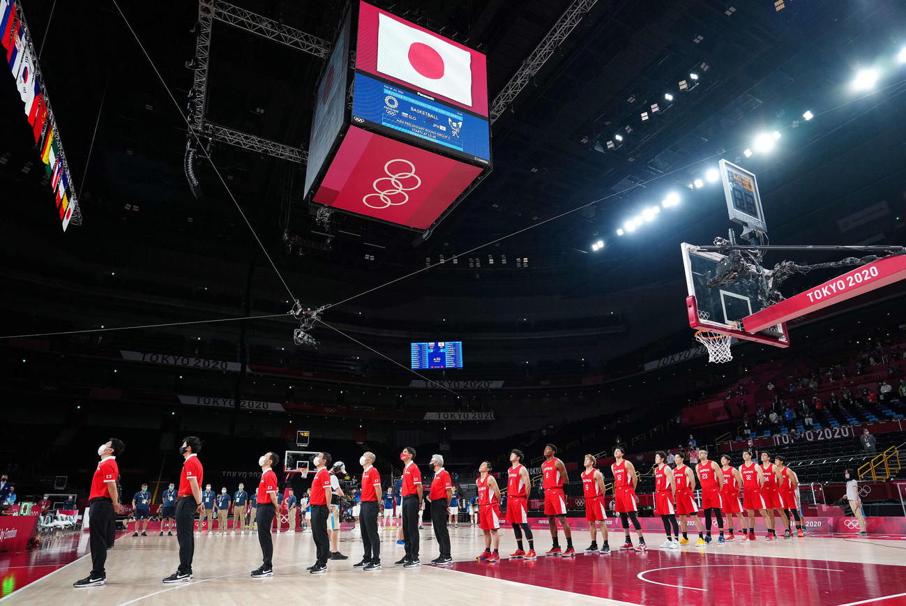 日本対スロベニア　試合前、君が代斉唱する日本代表の選手たち（撮影・江口和貴）