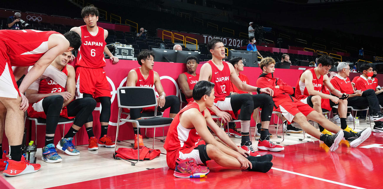 日本対スロベニア　スロベニアに敗れ、厳しい表情を見せる渡辺雄（中央）ら日本代表の選手たち（撮影・江口和貴）