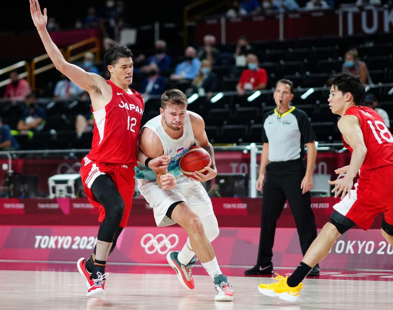 日本対スロベニア　第4Q、ドンチッチ（中央）にプレスをかける渡辺雄。右は馬場（撮影・江口和貴）