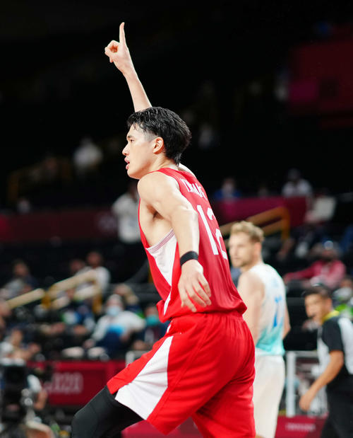 日本対スロベニア　第2Q、ダンクシュートを決め指を突き上げる渡辺雄（撮影・江口和貴）