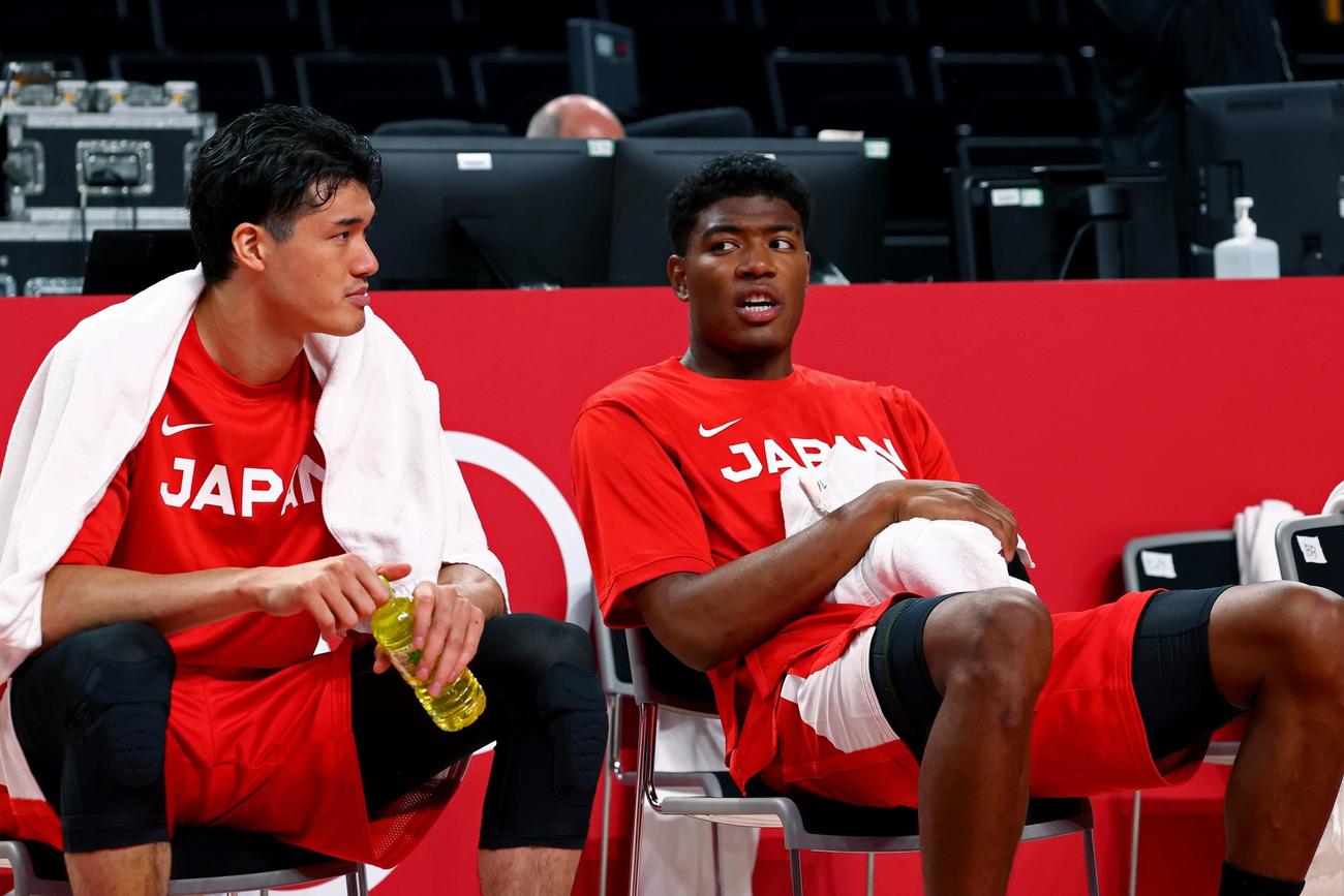 渡辺雄太（左）と八村塁（ロイター）