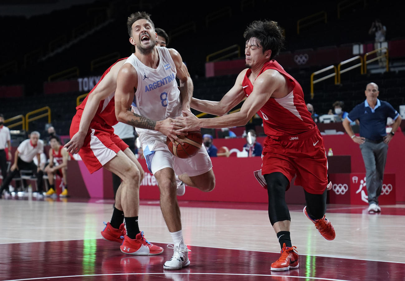 スチールを試みる比江島慎（AP）