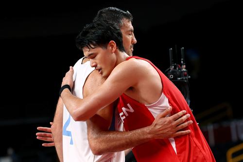 アルゼンチンの選手と健闘をたたえあう渡辺雄太（右）（ロイター）