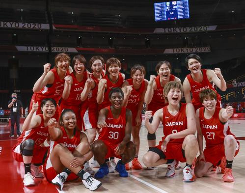 ナイジェリアに勝利し、準々決勝進出を決め喜ぶ日本の選手たち（共同）