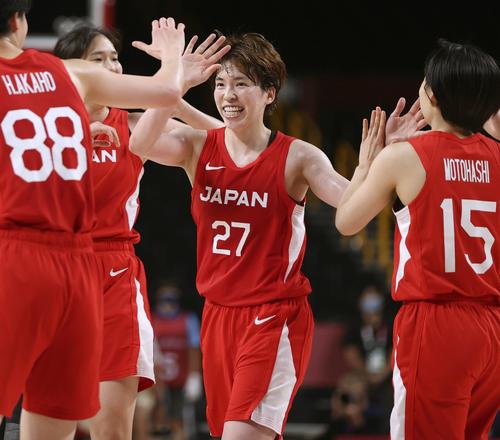 第2クオーター、3点シュートを決め祝福される林（共同）