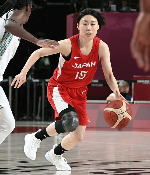 第4クオーター、攻め込む本橋（共同）