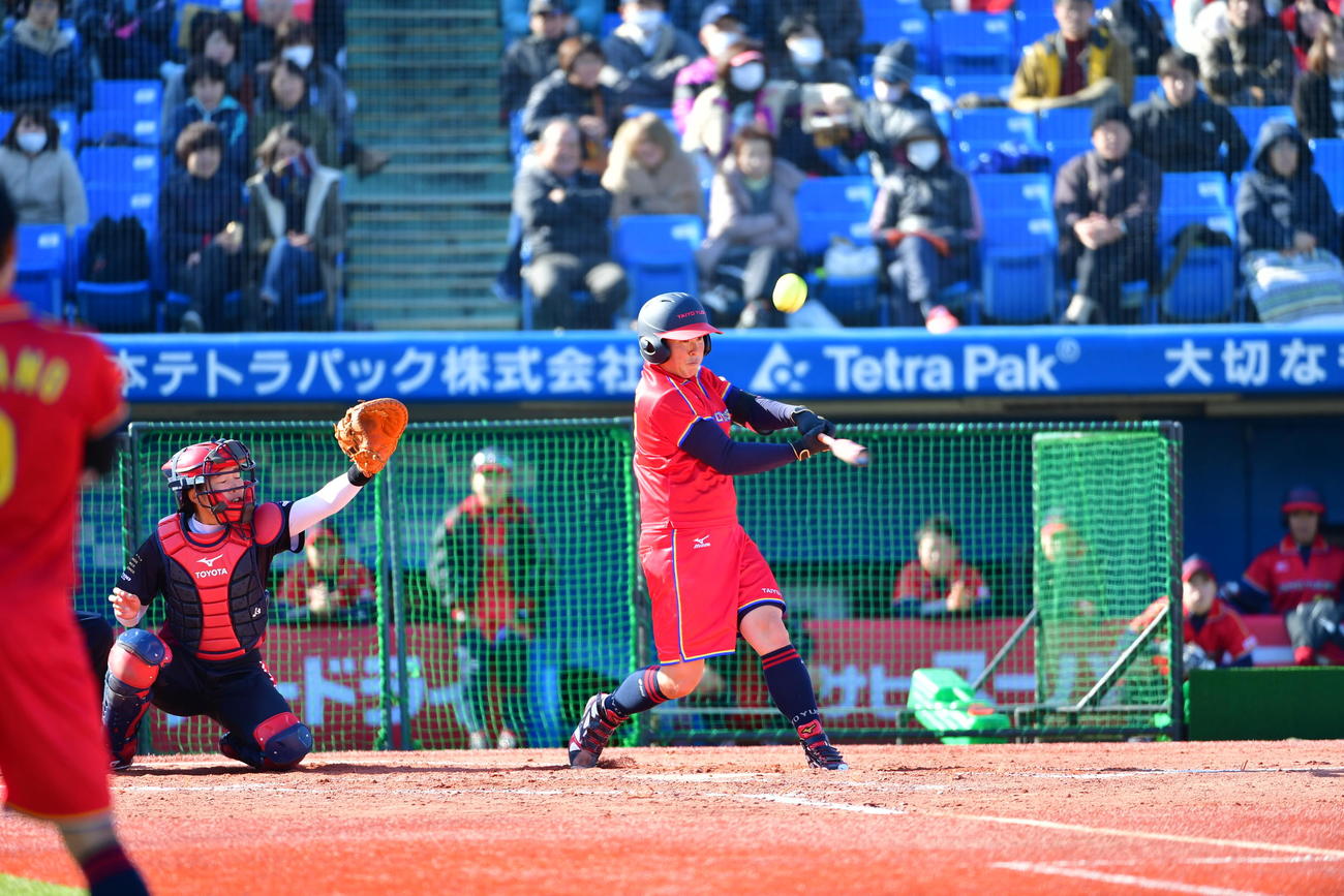 ソフトボール日本リーグ女子決勝トーナメントのトヨタ自動車戦で、打席でも活躍する太陽誘電・藤田倭（2016年11月26日撮影）