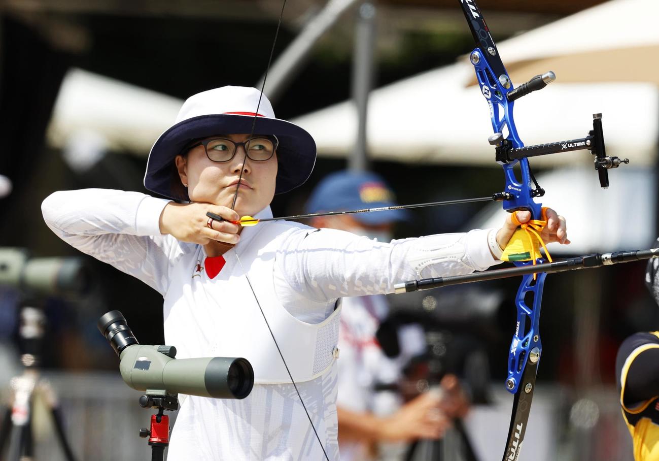 アーチェリー女子ランキングラウンドで的を狙う早川漣（共同）