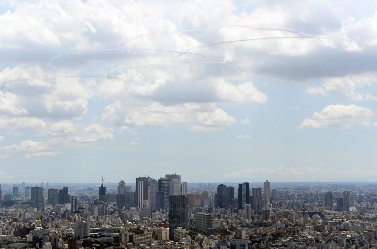 ブルーインパルスにより東京上空に五輪が描かれる。サンシャイン60展望台より撮影（撮影・横山健太）