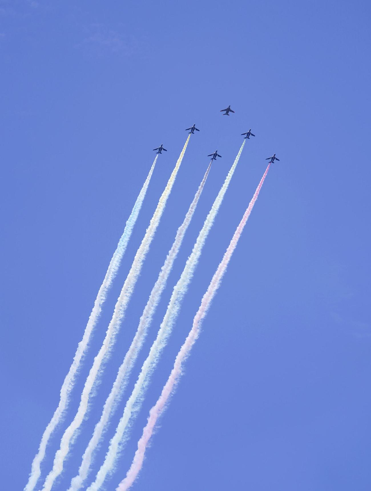 都心上空を飛行する航空自衛隊の「ブルーインパルス」＝23日午後0時53分（共同）