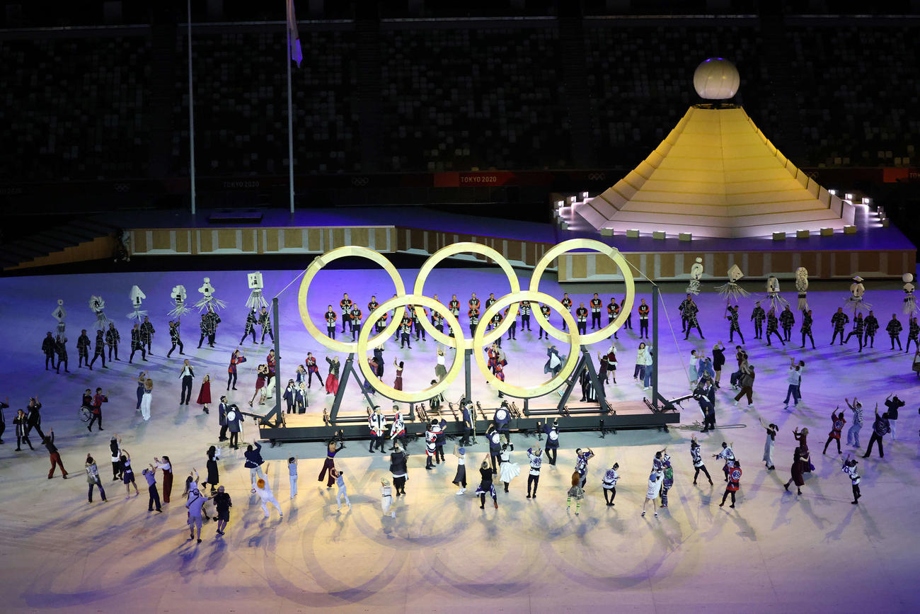 会場中央に木製のオリンピックリングスが登場した（撮影・河野匠）