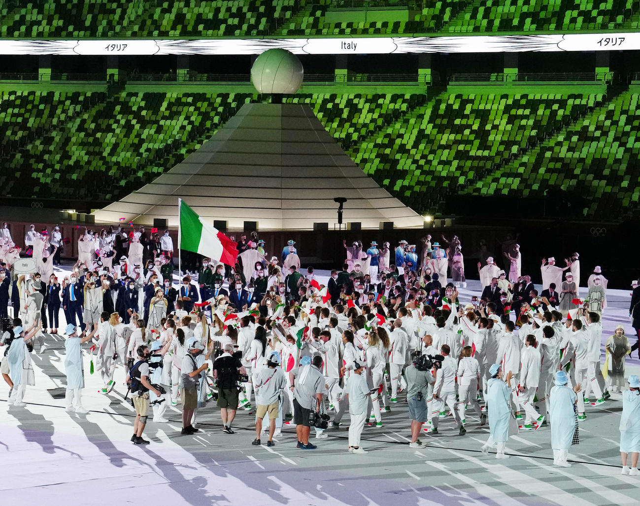 東京五輪開会式で入場するイタリア選手団（撮影・江口和貴）