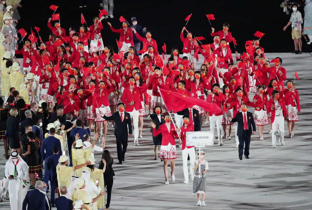 入場行進する中国の選手団（撮影・鈴木みどり）