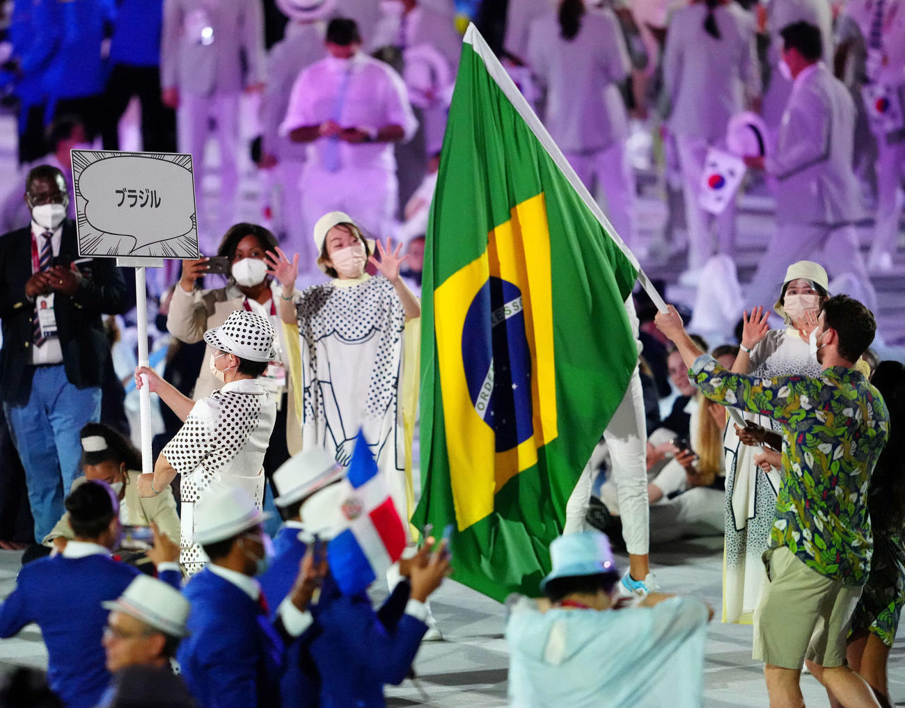 東京五輪開会式で入場するブラジルのプラカードはカタカナで国名が記される（撮影・江口和貴）