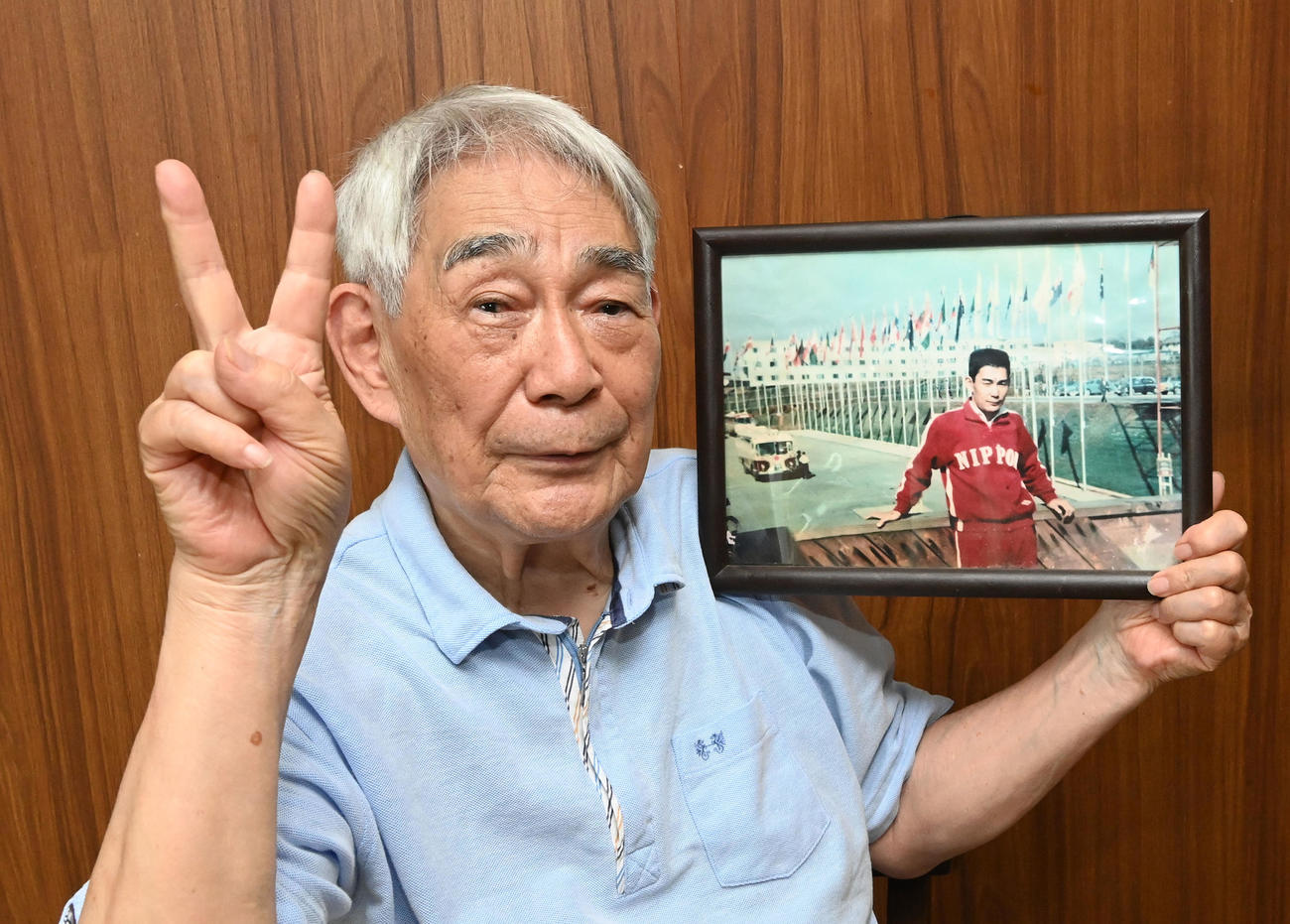 男子400メートルリレーで金メダルを目指す日本代表にエールを送る、1964年の東京五輪男子400メートルリレーに出場した浅井浄氏（撮影・前岡正明）