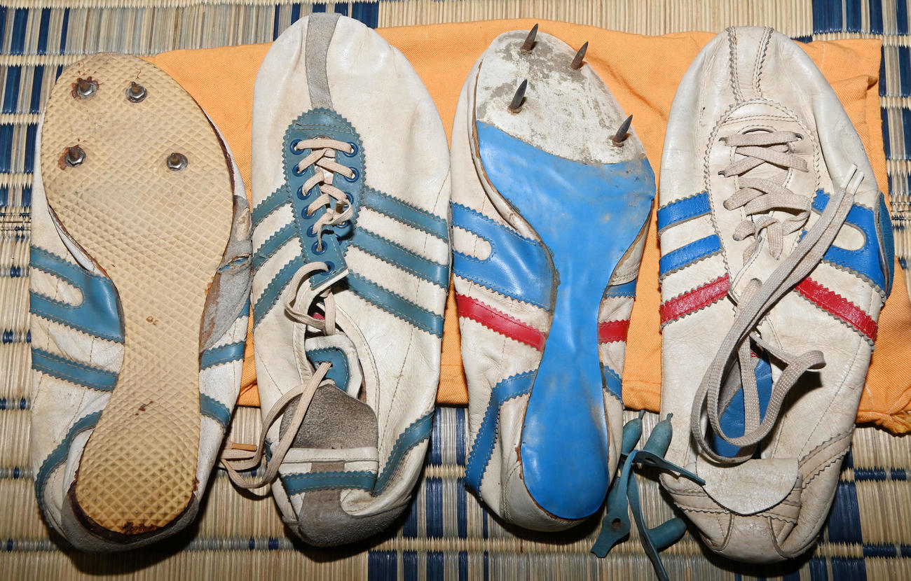 1964年の東京五輪男子400メートルリレーに出場した浅井浄氏が現役時代に使用したスパイク（撮影・前岡正明）