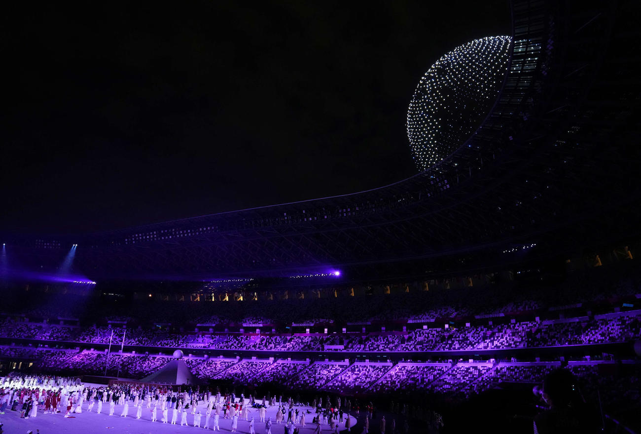 東京五輪開会式で地球を表現するドローンの集合体（撮影・江口和貴）
