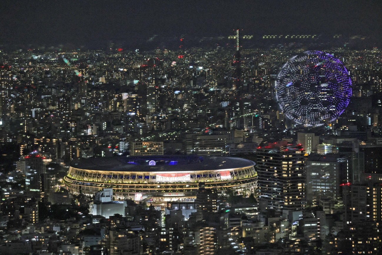 開会式でドローンの集合体を使った演出が行われる国立競技場（撮影・足立雅史）