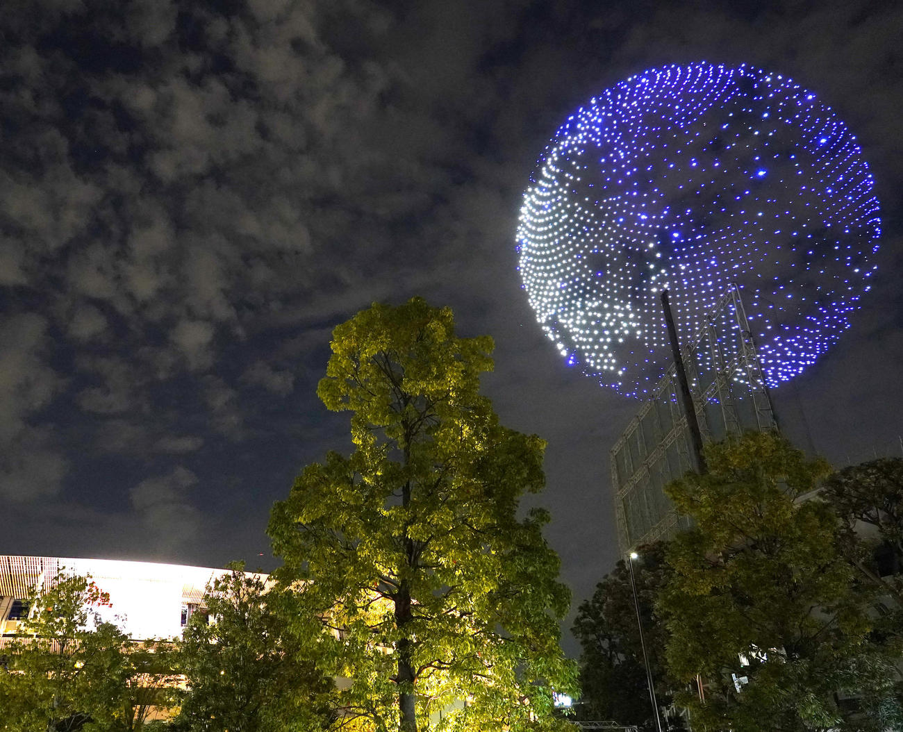 夜空にドローンで地球が描かれる（撮影・横山健太）