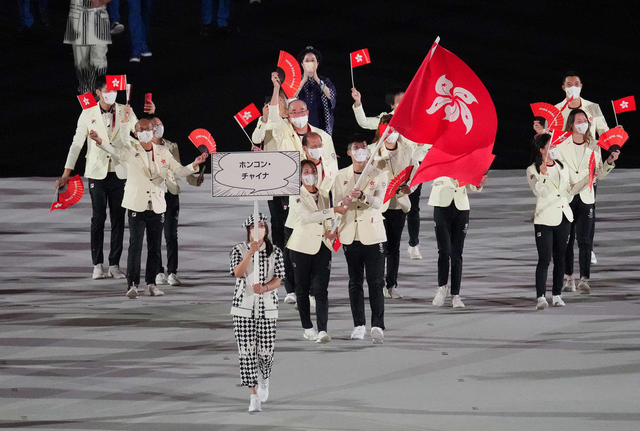 入場行進する香港の選手団（撮影・鈴木みどり）