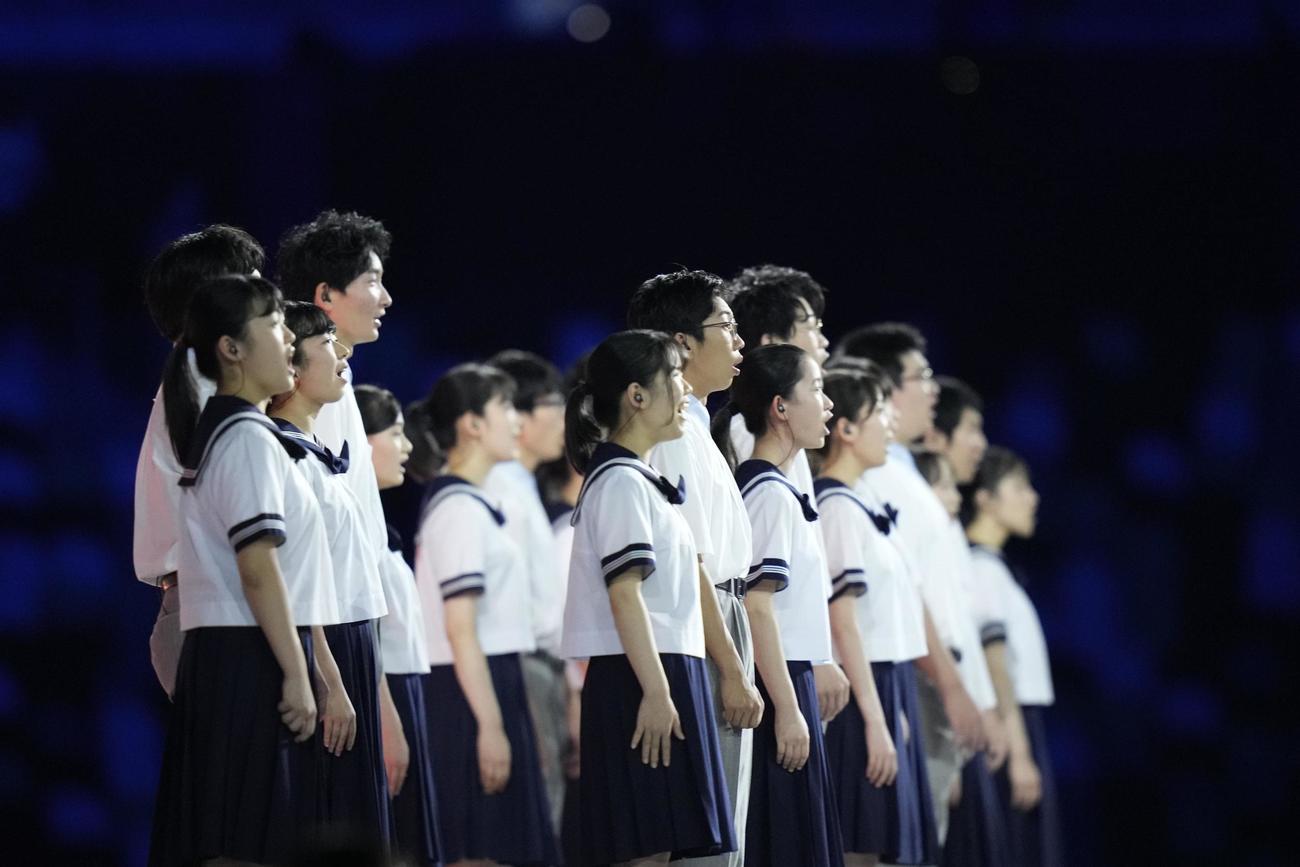 開会式で合唱する福島と東京の学生ら（共同）