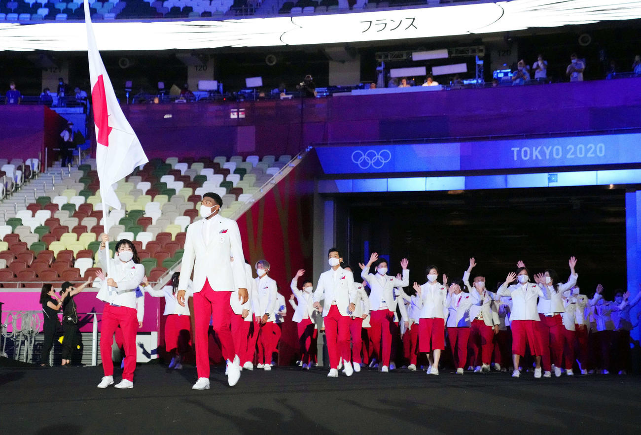 東京五輪の開会式で、旗手の八村塁（手前右）と須崎優衣（同左）を先頭に入場行進する日本選手団（共同）