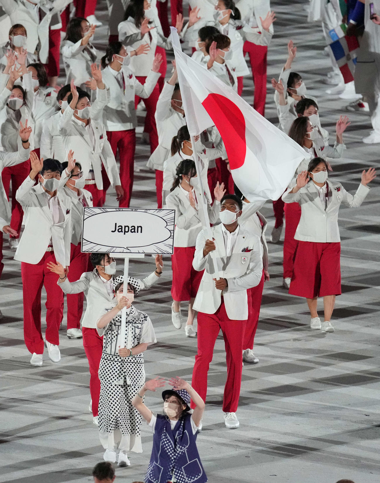 入場行進する日本の選手団。右手前は旗手の八村、左手前は須崎（撮影・鈴木みどり）