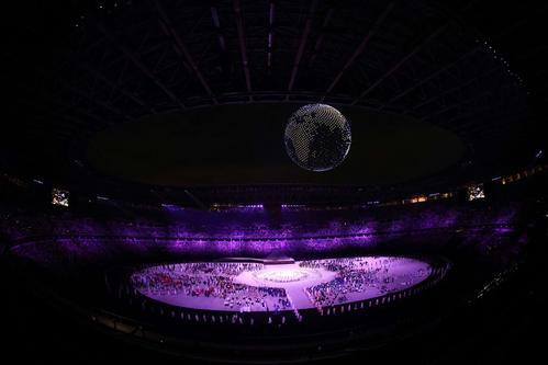 東京五輪開会式で地球を表現するドローンの集合体（撮影・河野匠）