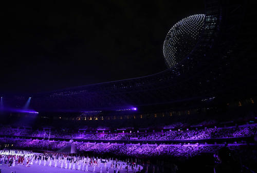 東京五輪開会式で地球を表現するドローンの集合体（撮影・江口和貴）