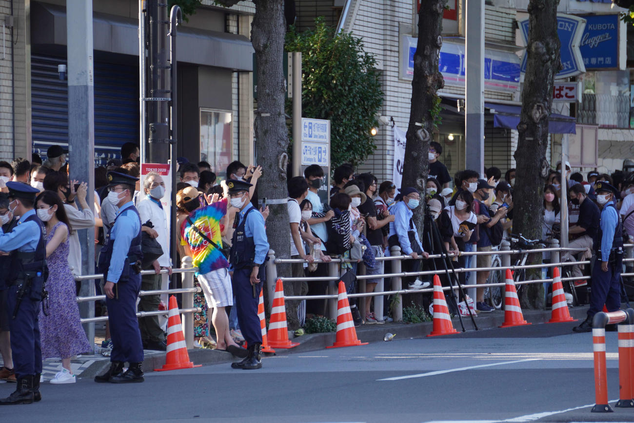 開会式前の会場近くの歩道では競技場を撮影しようと多くの人が集まった（撮影・沢田直人）