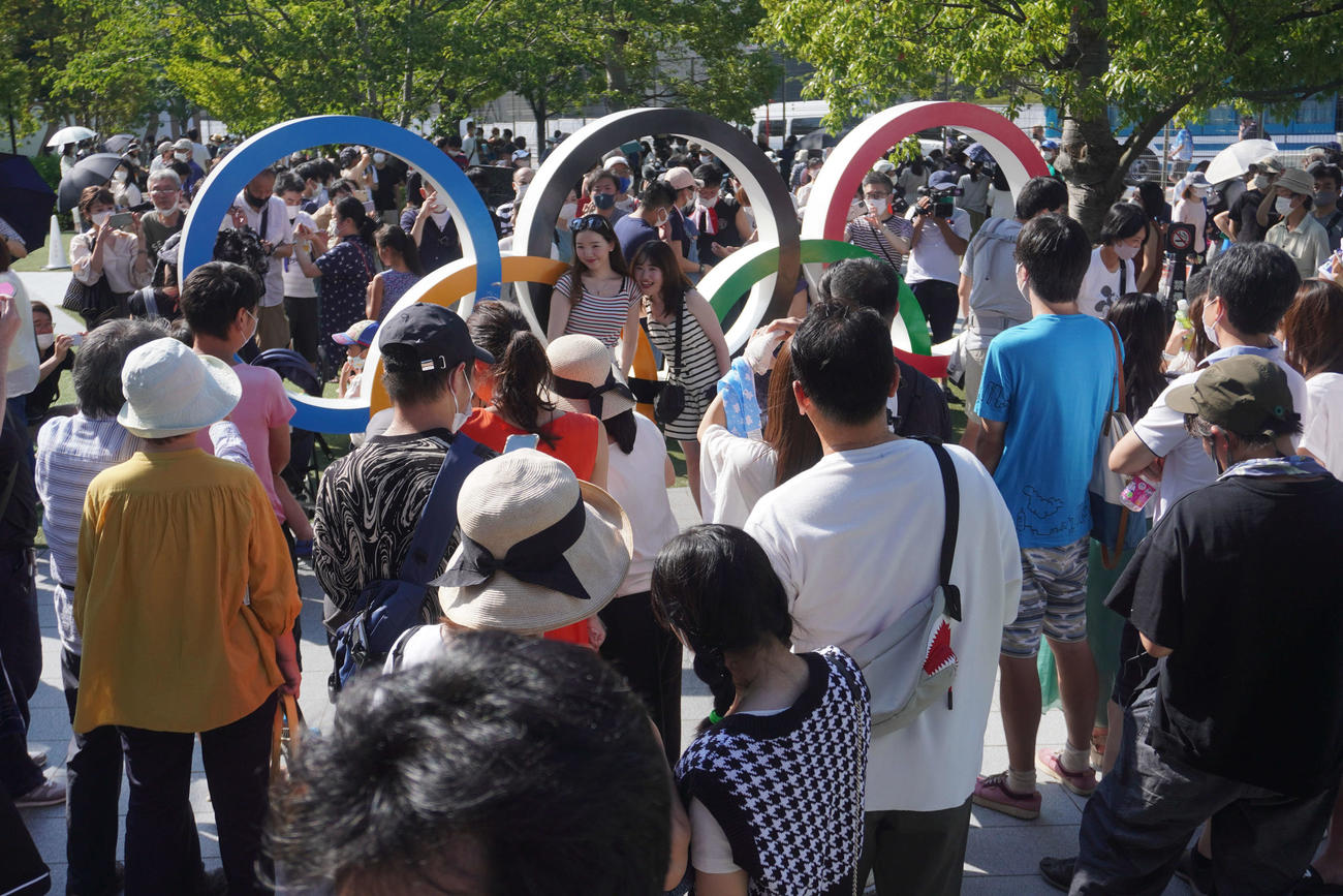開会式前の午後3時ごろ、会場近くの五輪マークのモニュメントには多くの人が集まった（撮影・沢田直人）